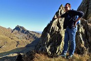 85 Dalla cresta vista panoramica verso i Laghi Gemelli e le sue montagne